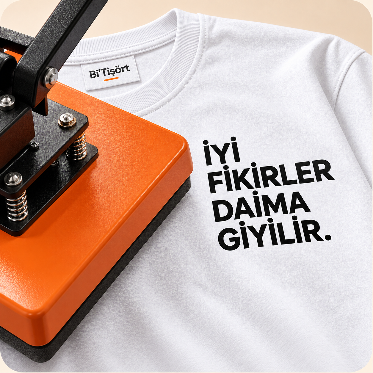 Beyaz tişört üzerinde renkli baskı örneği